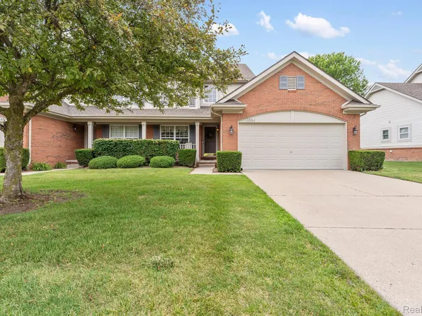 30064 Trail Creek Dr, New Boston, MI 48164