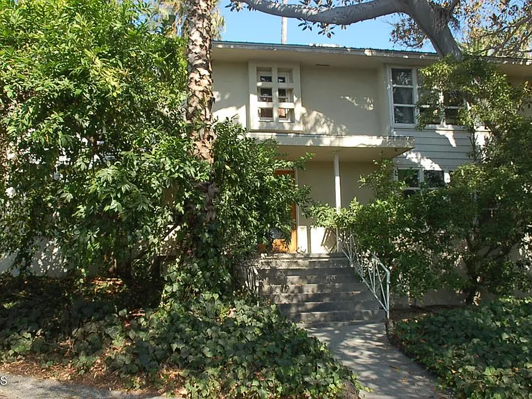 1637 Raymond Hill Rd — Photo 1