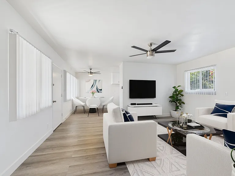 13060 Burbank Blvd. Apartments — Photo 14