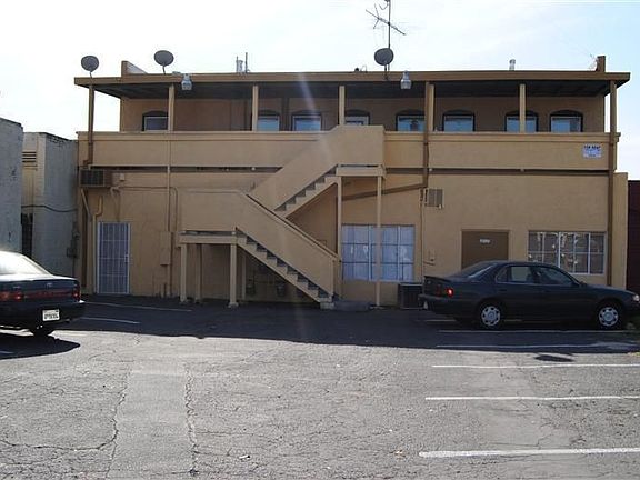 3rd image of 213 W Yosemite Ave