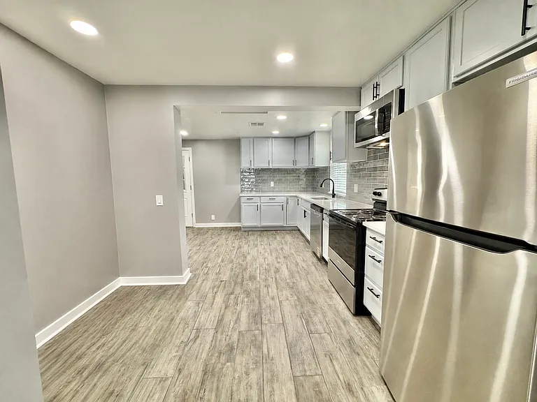 2144 Westchester Dr — Photo 11