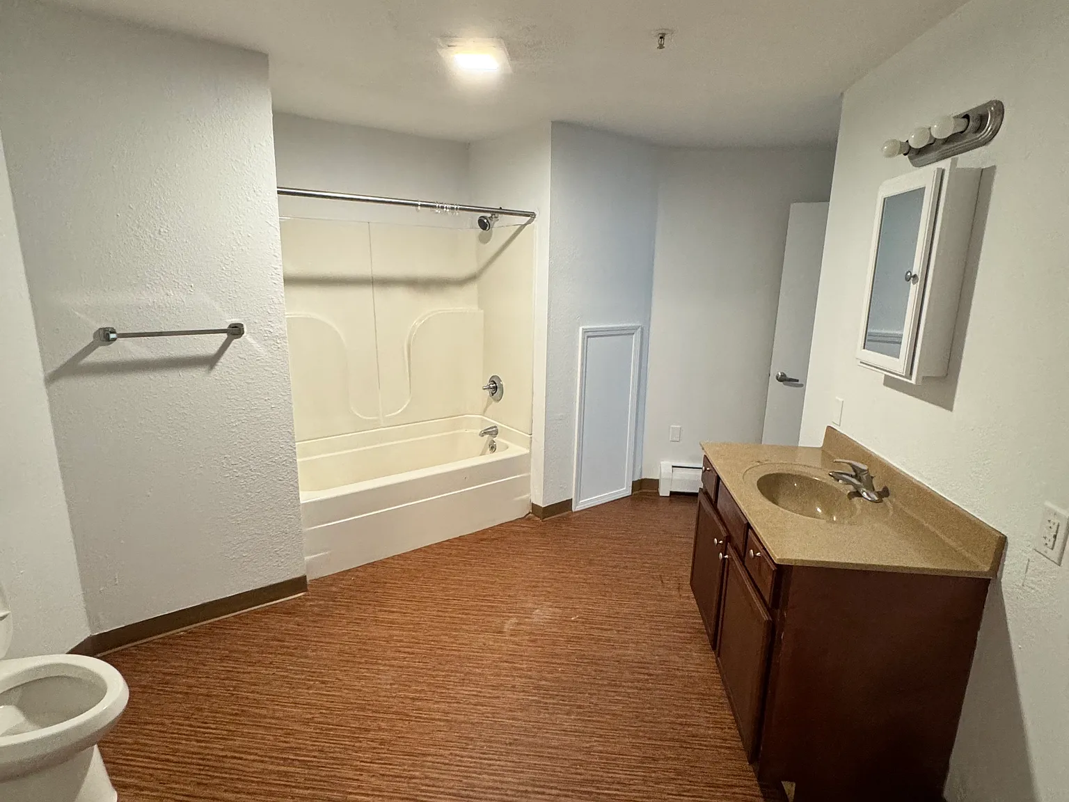 3 bed, 900 sqft, $1,261 — Photo 4