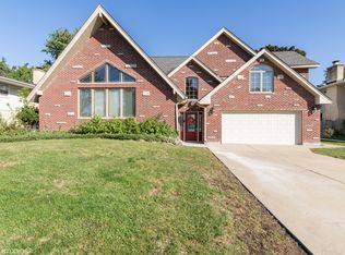2708 S Briarwood Dr W, Arlington Heights, IL 60005