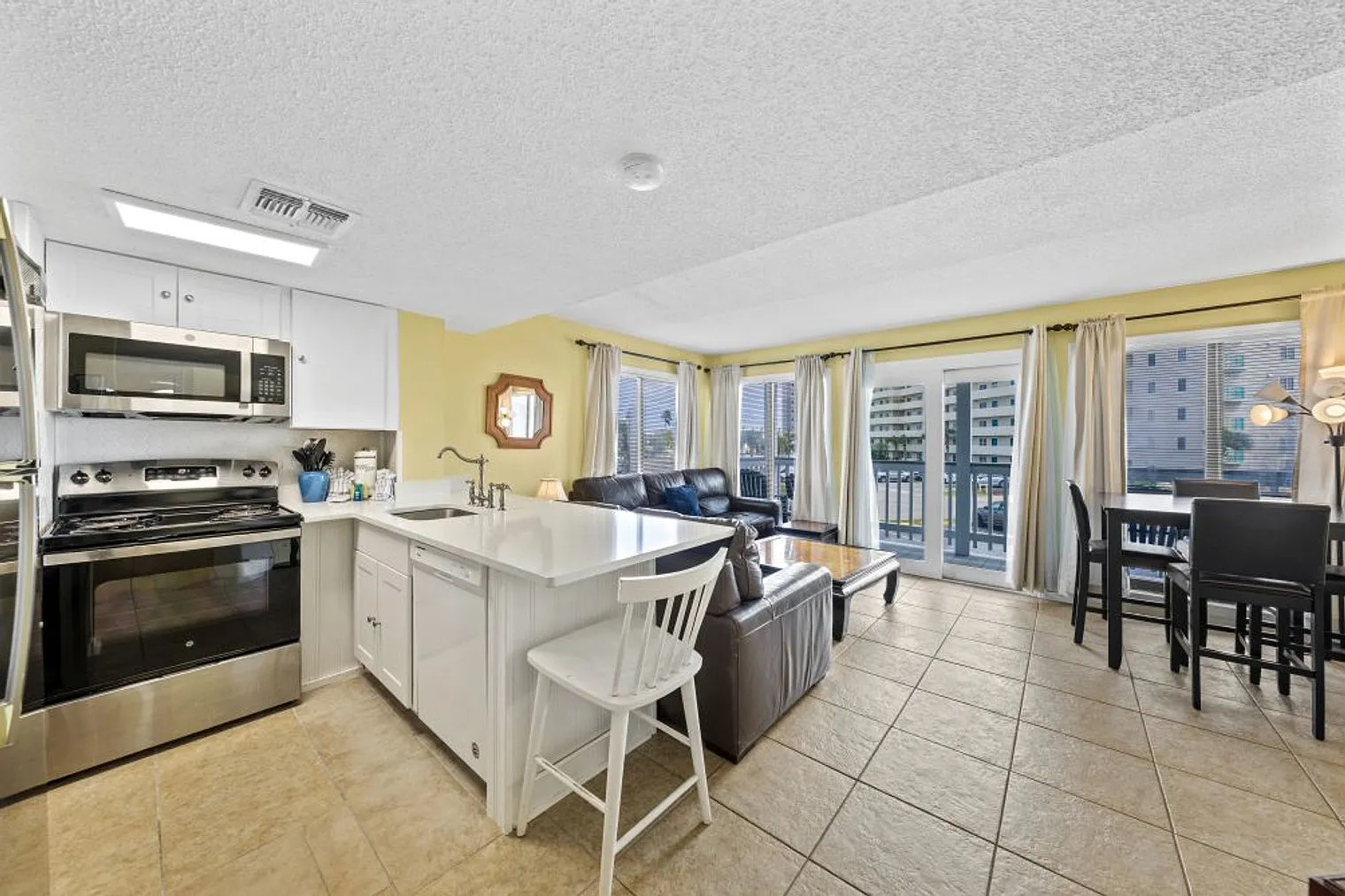 2 bed, 2.0 bath, 731 sqft, $3,112 — Photo 3