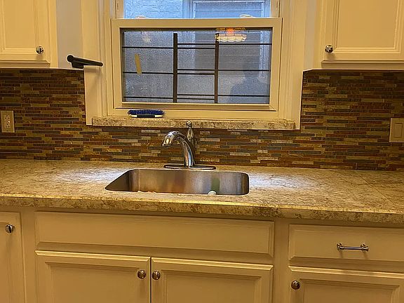 3rd image of 615 Rutland Rd #1