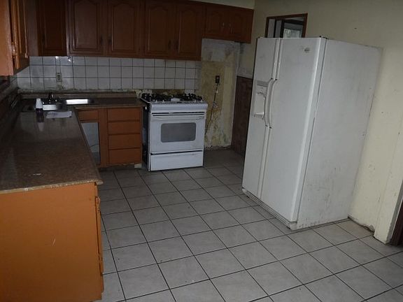 5th image of 1694 Shirley Dr