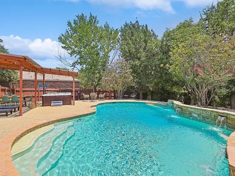 1049 Pullman Dr — Photo 46