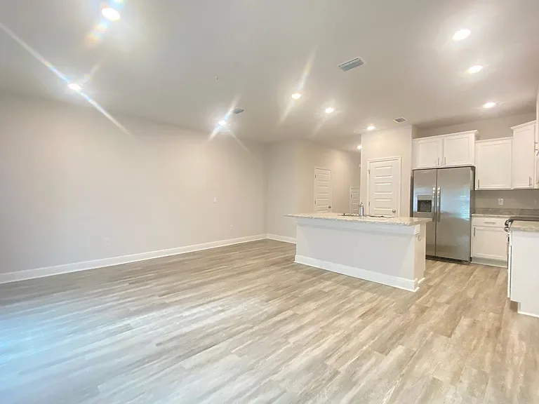 710 E Giese Ln — Photo 9