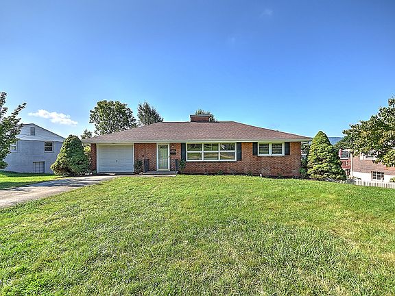 3rd image of 916 Mimosa Dr