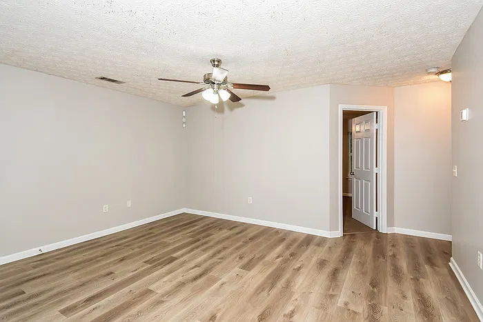 3 bed, 2.0 bath, 1232 sqft, $1,645 — Photo 3