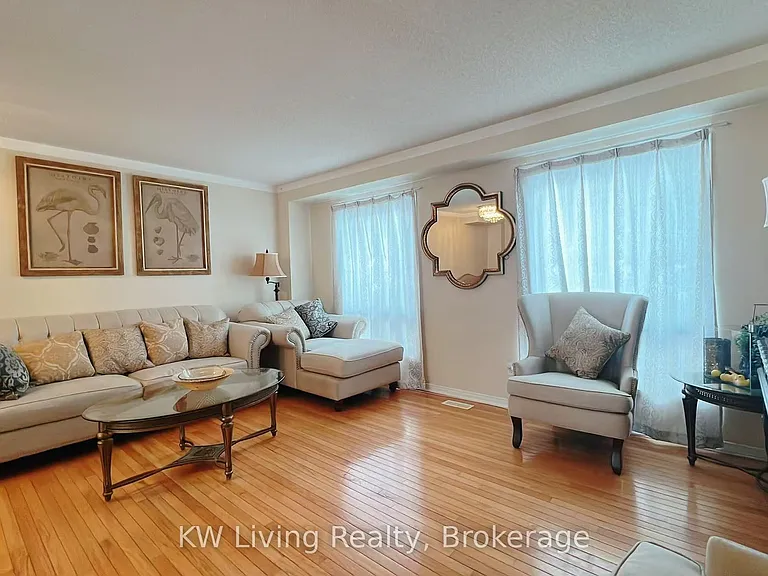 47 Vanity Cres — Photo 3
