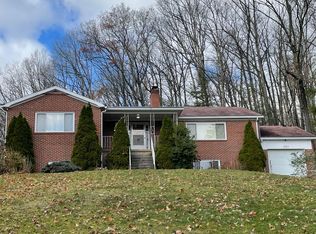 321 Maple Ln, Mount Hope, WV 25880