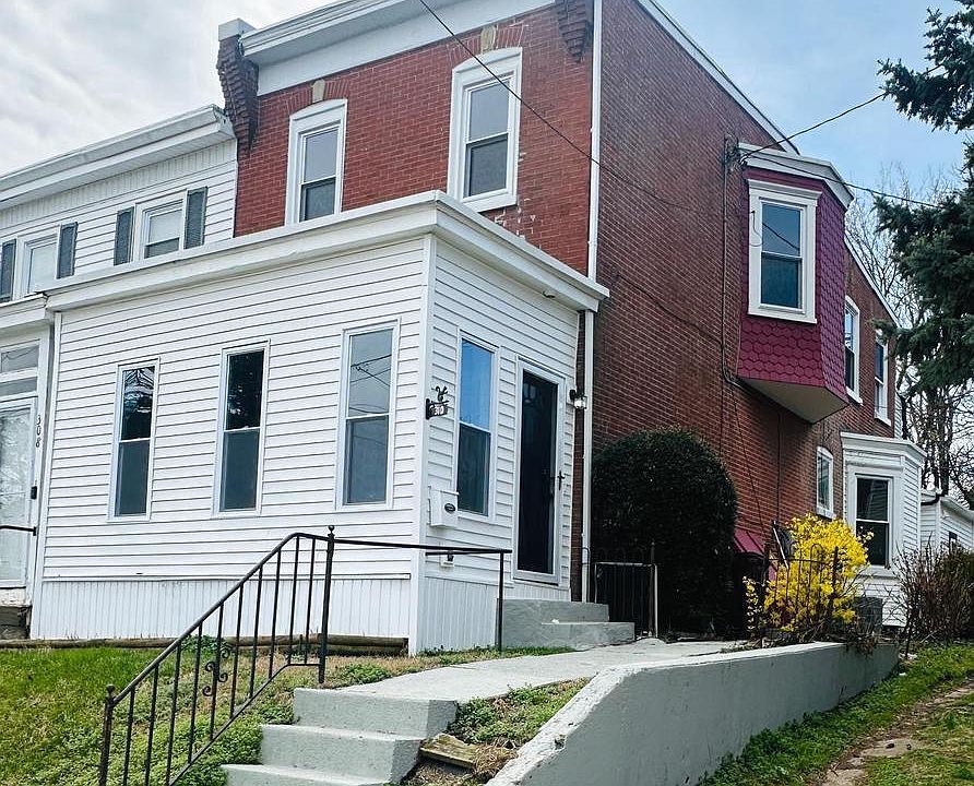 1st image of 310 W 31st St
