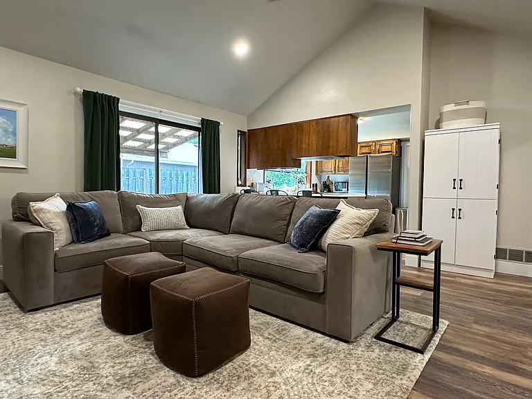 514 NE Joanne Cir — Photo 8