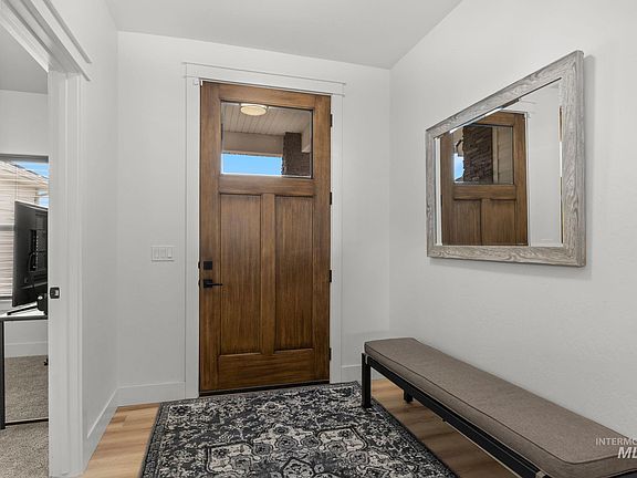 5th image of 642 Clear Spring St