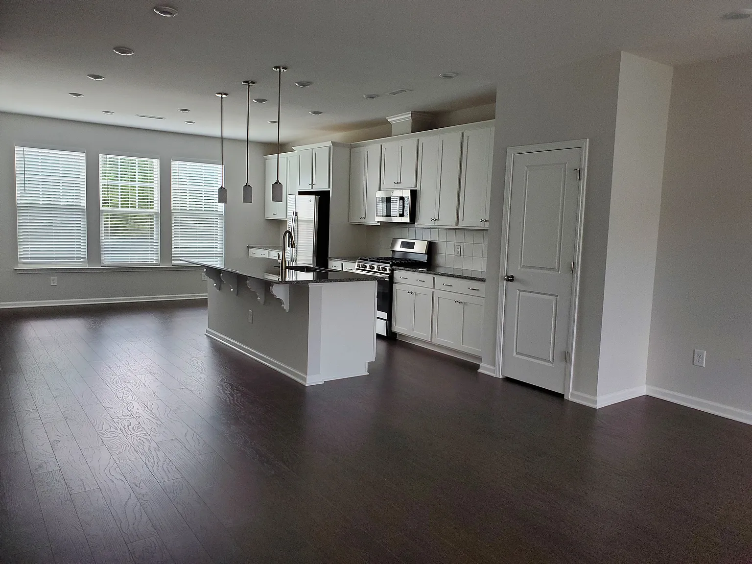 4 bed, 3.5 bath, 2363 sqft, $2,400 — Photo 4