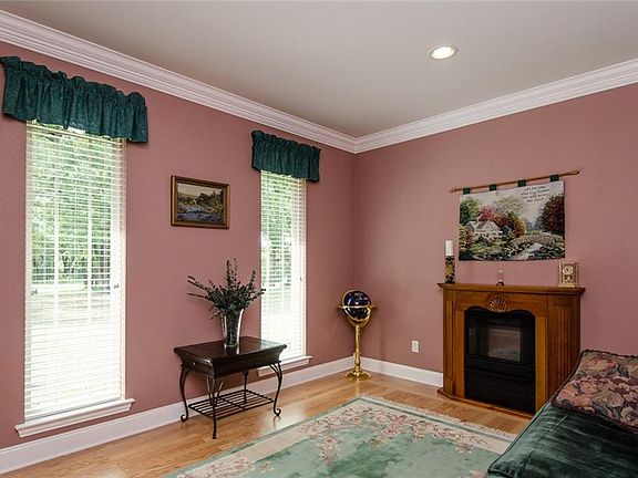 5th image of 250 Jackson Cir