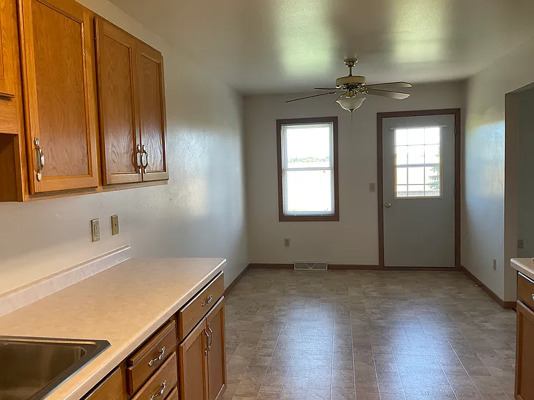 527 Wellington Dr — Photo 4