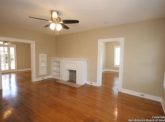3rd image of 801 W Rosewood Ave