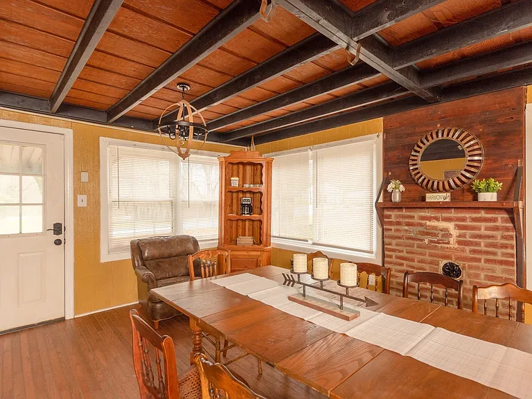 4 E Miller Rd — Photo 2