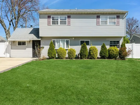 7 Bunker Lane, Hicksville, NY 11801