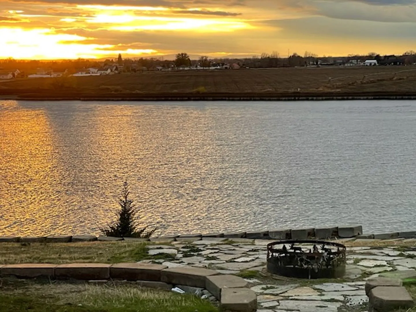 Waterfront! Sunset views! 3 bdrms! Attached garage! Private driveway! — Photo 1