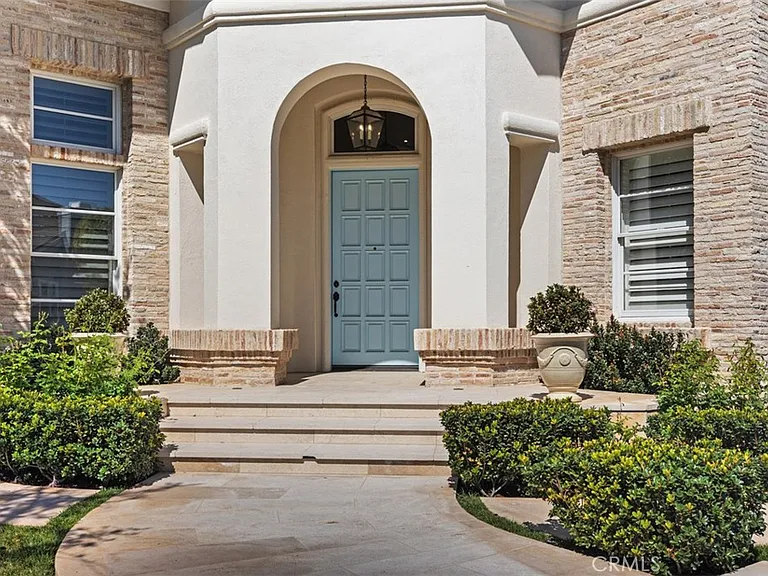 17 Colonial Dr — Photo 2