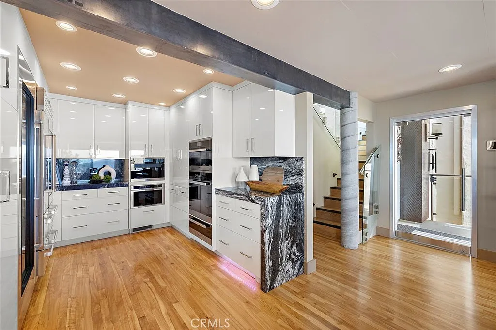 3 bed, 1574 sqft, $8,950 — Photo 4