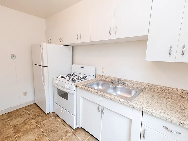 Laurel Terrace — Photo 30
