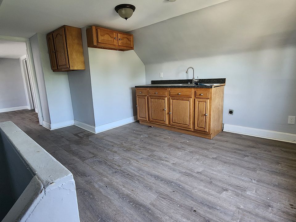 2nd image of 1854 Grantham Rd #3