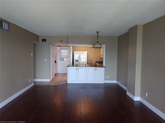 2nd image of 2131 Lakeview Dr Unit 304