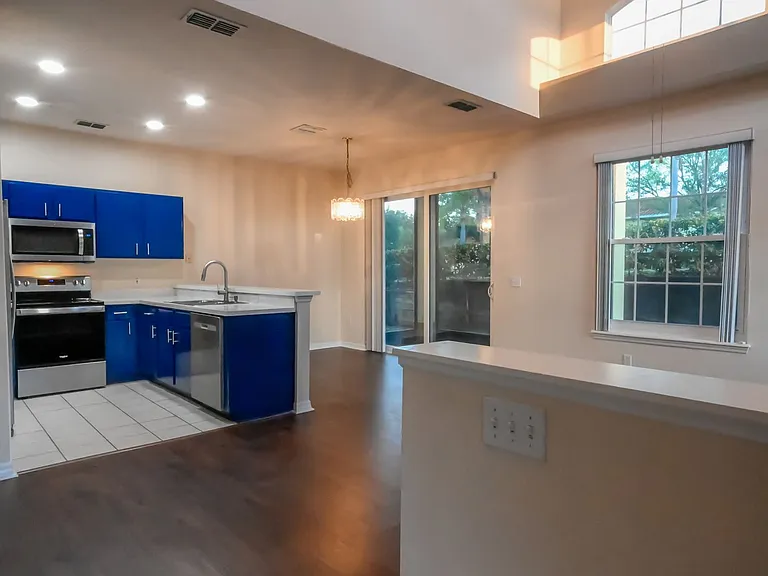 704 Monroe Cir #D — Photo 8