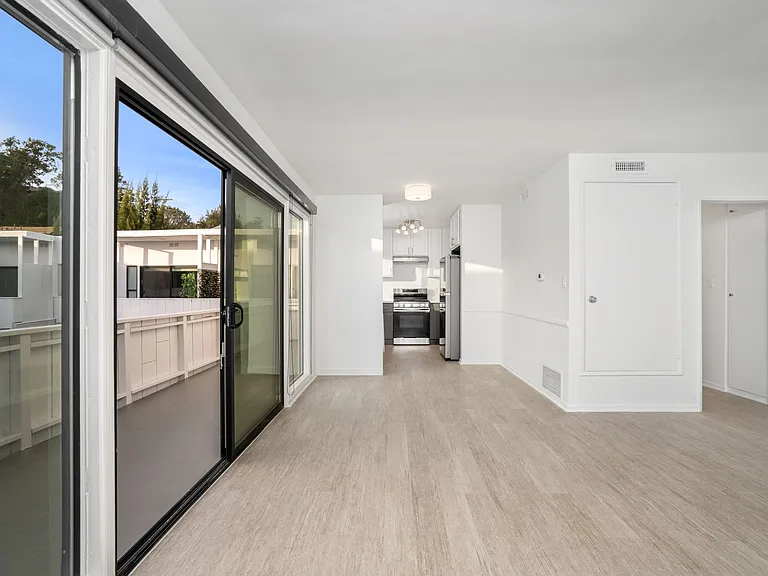 2033 N Beachwood Dr — Photo 1