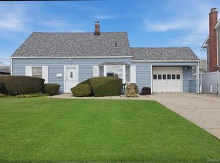 25 Peacock Lane, Levittown, NY 11756