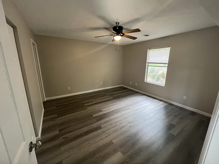 300 Stewart Ln #22 — Photo 6