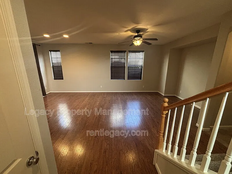 3 bed, 2.5 bath, 1464 sqft, $2,495 — Photo 2