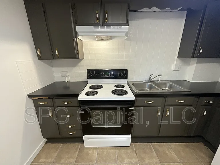 330 W King St — Photo 4