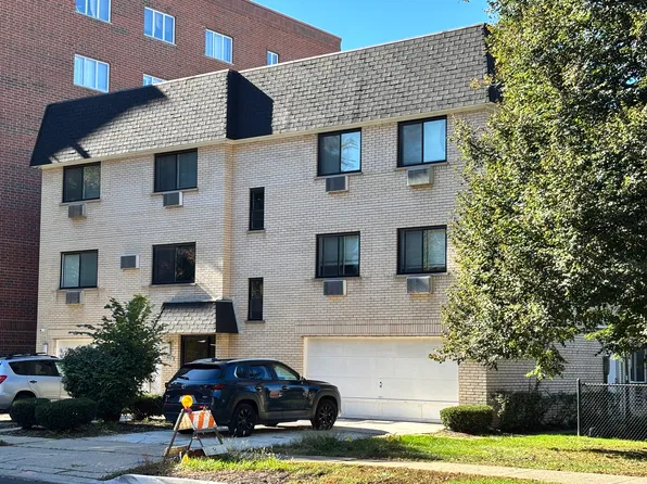 800 Graceland Ave #303, Des Plaines, IL 60016