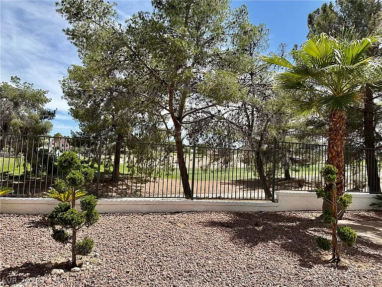 8645 Robinson Ridge Dr — Photo 24