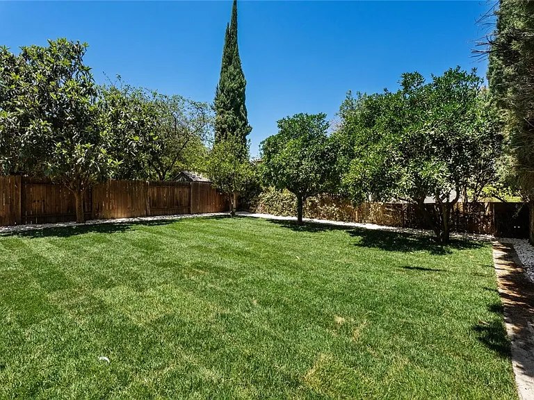 19701 Blythe St — Photo 3