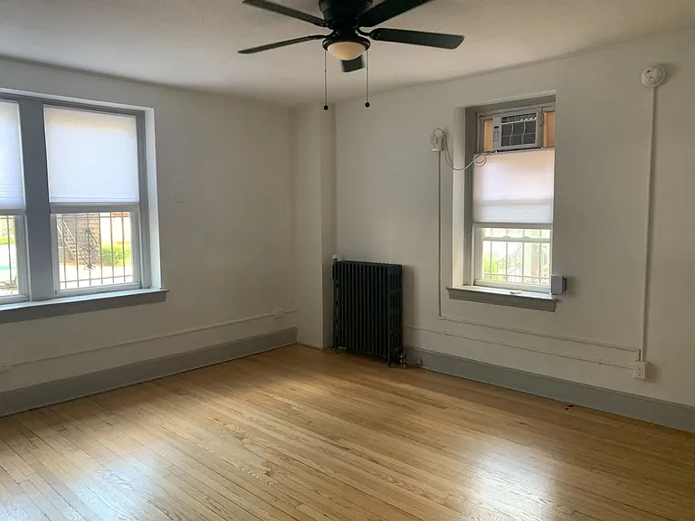 100 Howe Street — Photo 107