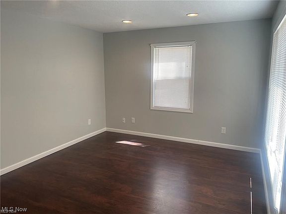 4th image of 5559 Hollywood Ave