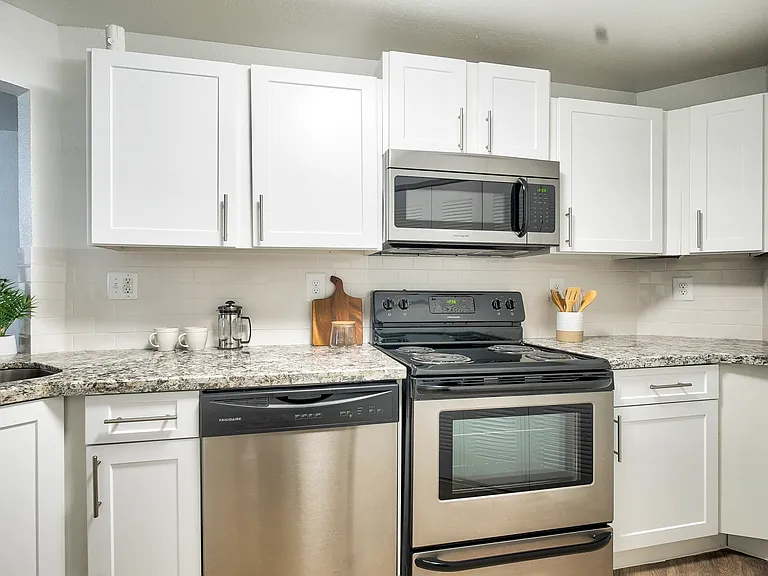 Emerald Palms Apartment Homes — Photo 2