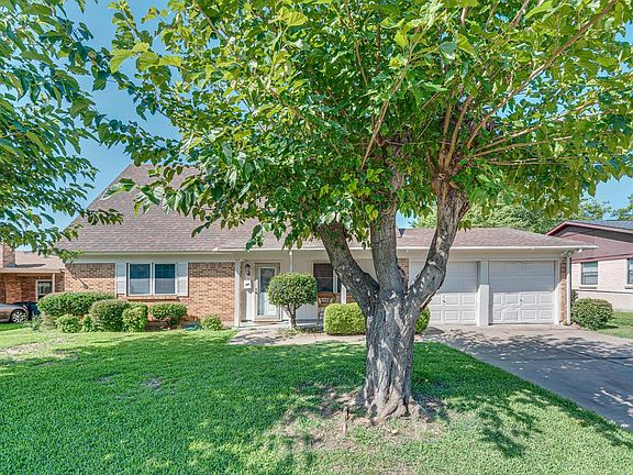 2nd image of 3620 Carriage Hill Dr
