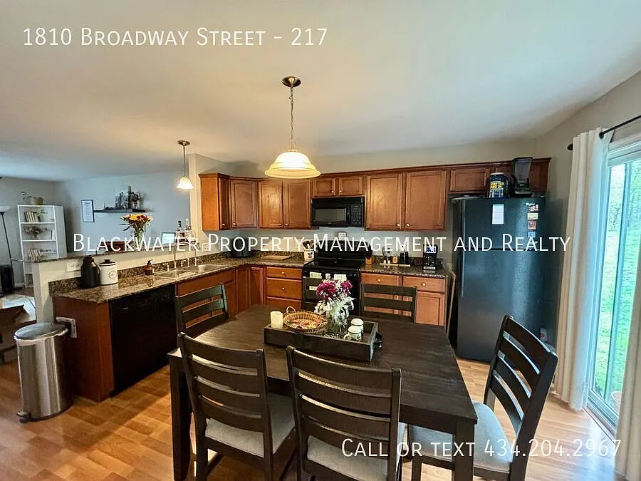 3 Bedroom Townhome off Hill Street! — Photo 2