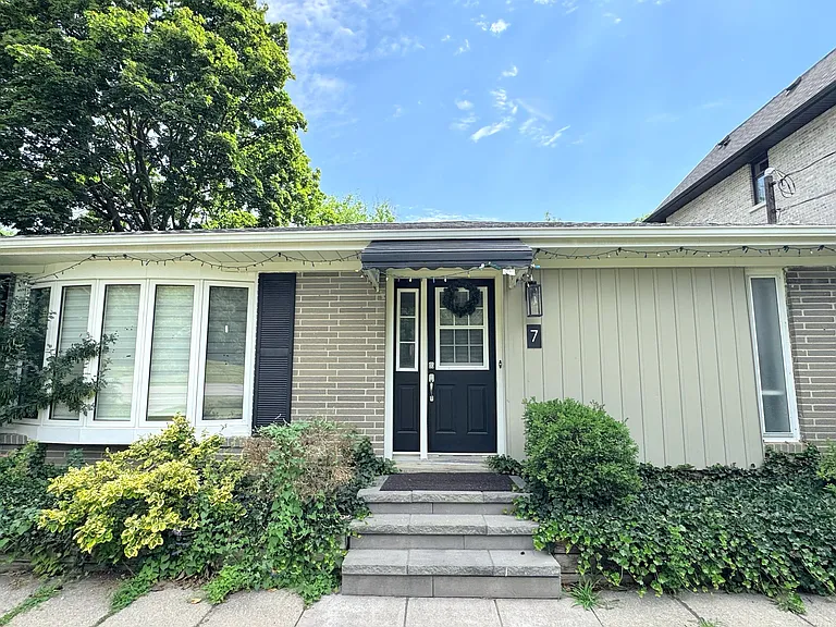 7 Talisman Cres — Photo 3