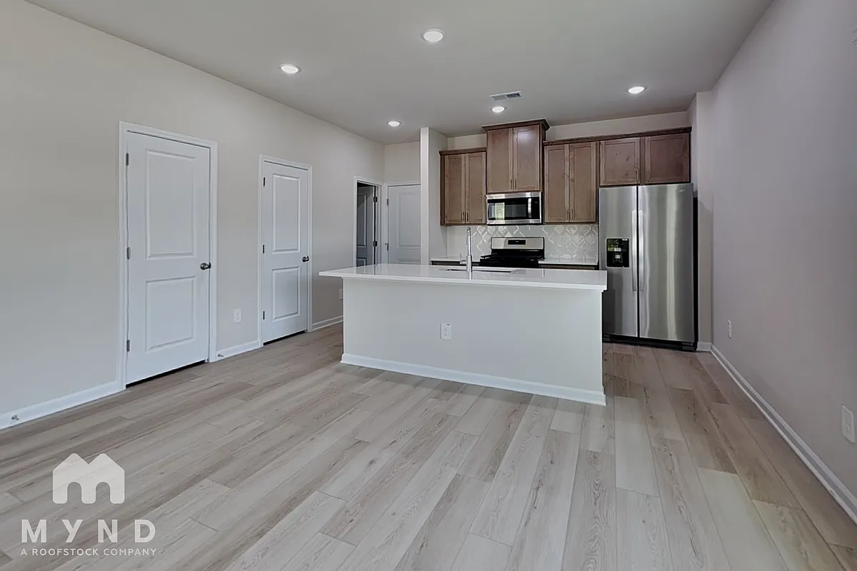 Building Photo - 3512 Rosebush Dr