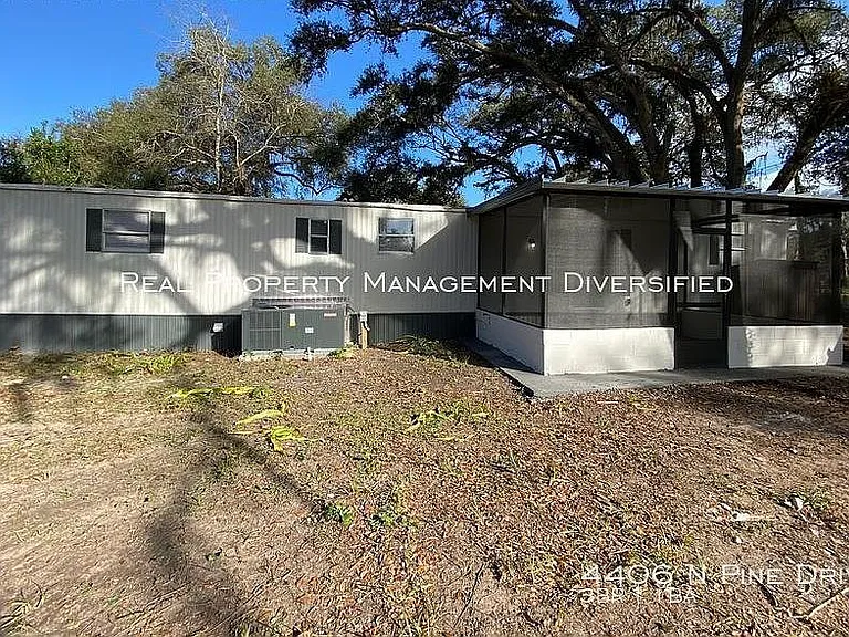4406 N Pine Dr — Photo 2