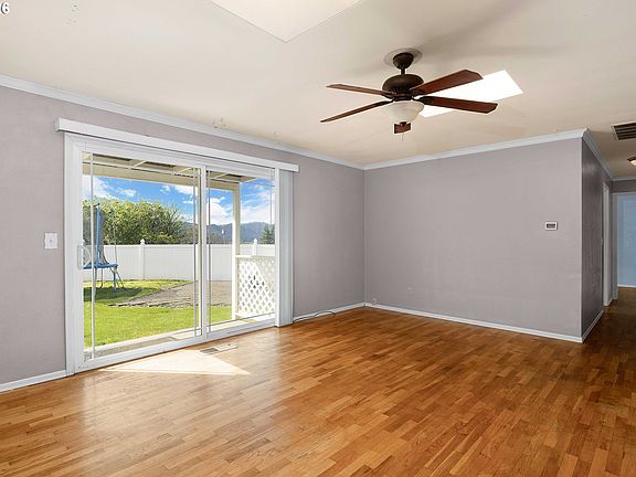 4th image of 757 NE Clover Ave