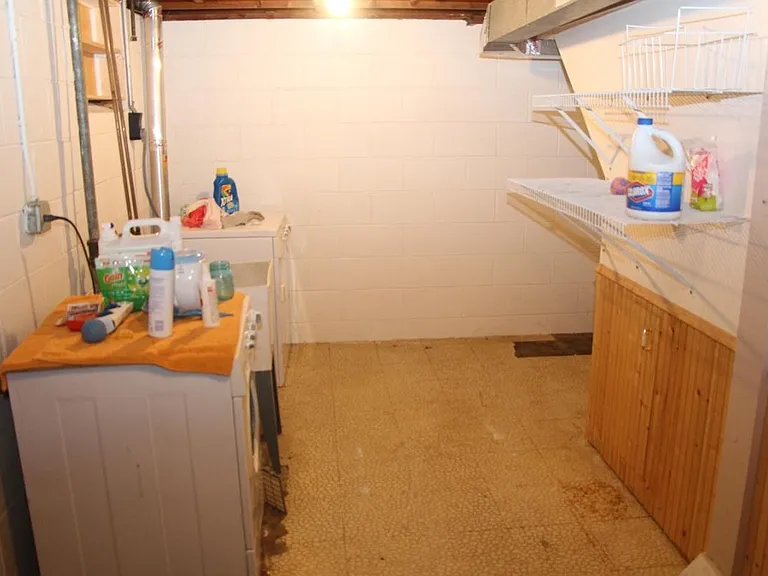 And finally....the laundry room, with lots of shelves for st